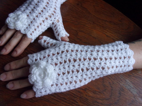 Bílé návleky na ruce dárek bílé háčkované návleky rukavice krajkové rukavičky bezprsťáky bezprsté na ruce bez prstů 