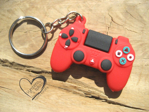 přívěsek - herní ovladač červený stříbrný doplněk medvídek medvěd klíče klíčenka platina starostříbro modní plyšový na kabelku platinový 