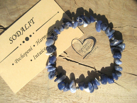 PRUŽNÝ NÁRAMEK S MINERÁLEM SODALIT náramek minerál gumička zlomky minerální sekaný 