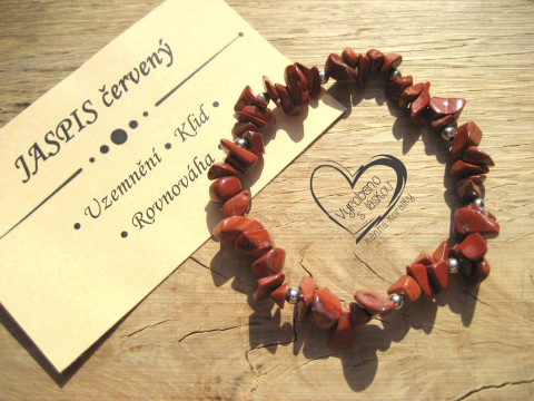 NÁRAMEK S MINERÁLEM JASPIS ČERVENÝ náramek minerál gumička zlomky minerální sekaný 