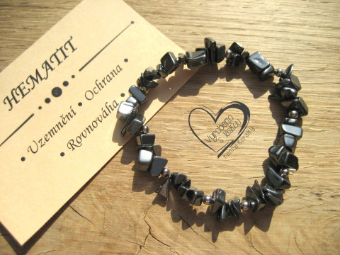 PRUŽNÝ NÁRAMEK S MINERÁLEM HEMATIT náramek minerál gumička zlomky minerální sekaný 