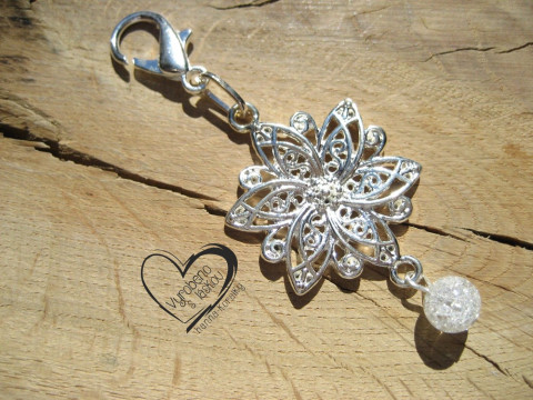 PŘÍVĚSEK - KVĚT S MINERÁLEM KŘIŠŤÁL stříbrný doplněk medvídek medvěd klíče klíčenka platina starostříbro modní plyšový na kabelku platinový 