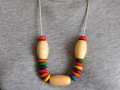 Náhrdelník dřevěný s barvičkami