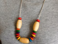 Náhrdelník dřevěný s barvičkami