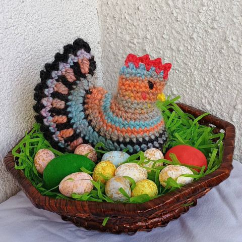 Slepička pestrá s tmavě hnědou dekorace jarní jaro velikonoce slepička na vajíčko 