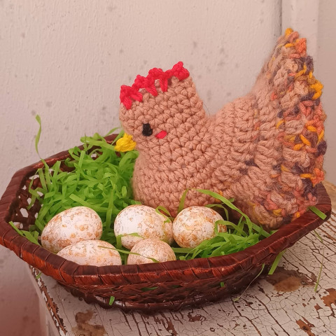 Slepička hnědá s melírem dekorace jarní jaro velikonoce slepička na vajíčko 