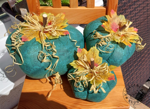 Šitá dýně TMAVĚ ZELENÁ S KYTIČKAMI dekorace podzim dýně halloween podzimní dekorace halloweenská dekorace dýnička šitá dýně 