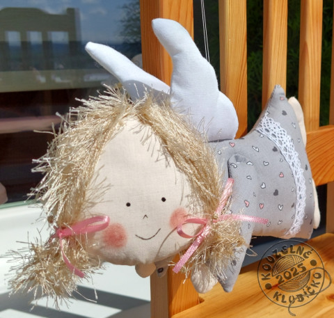 Andělka letící šedá se srdíčky dekorace dárek anděl andílek andělíček andělka křidélka šitý anděl letící andělka 