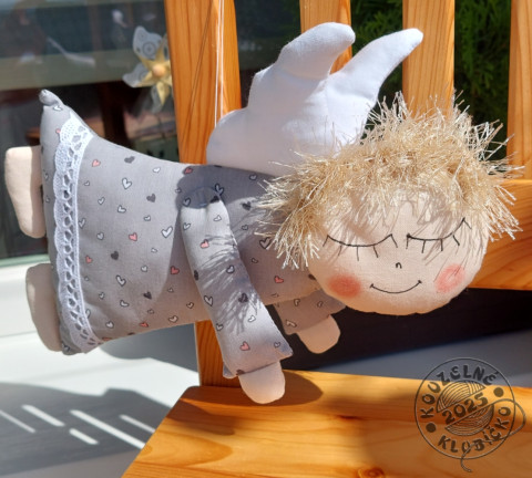 Anděl letící šedý se srdíčky dekorace dárek anděl andílek andělíček andělka křidélka šitý anděl letící andělka 