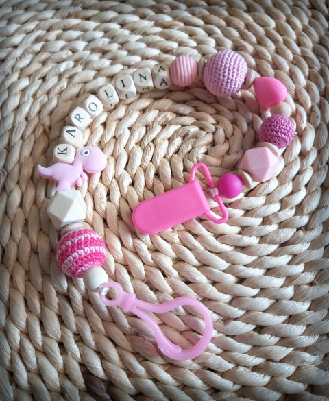 Klip na dudlík se jménem- Karolínka dřevo korálky jméno přírodní miminko dinosaurus korále dino klip mimi dudlík drobeček klip na dudlík na dudlík dinouš karolínka 