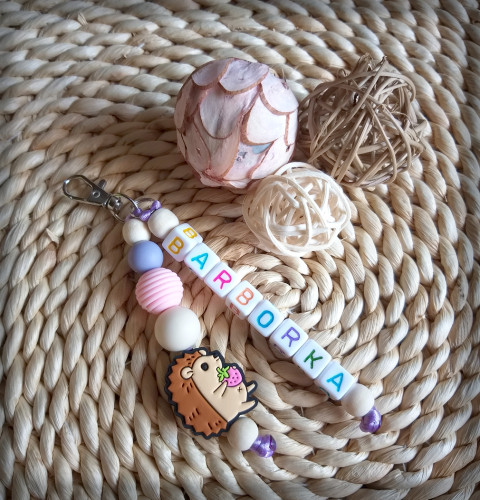 Přívěsek pro prvňáčka - Barborka dřevo přívěsek korálky jméno přírodní korále zvířátko pro školáky rozlišovač na batoh pro prcky na školní tašku 