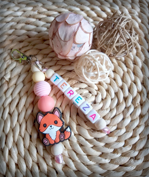Přívěsek pro prvňáčka - Tereza dřevo přívěsek korálky jméno přírodní korále zvířátko pro školáky rozlišovač na batoh pro prcky na školní tašku 