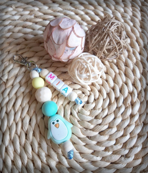 Přívěsek pro prvňáčka - Mia dřevo přívěsek korálky jméno přírodní korále zvířátko pro školáky rozlišovač na batoh pro prcky na školní tašku 