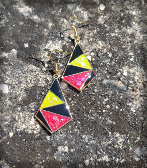 Trio no.3 šperk doplněk náušnice třpytky neon bižuterie pryskyřice pestrobarevný trojúhelníky 