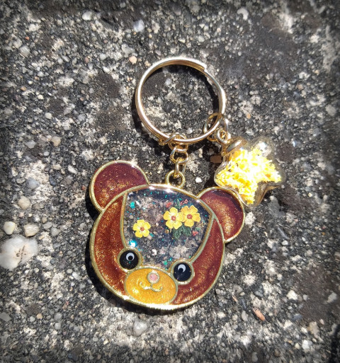 Medvídek a kvítí no.1 hlava přívěsek medvídek méďa medvěd květ pryskyřice kvítek hlavička hvězdička na kabelku na klíče hhvězda 