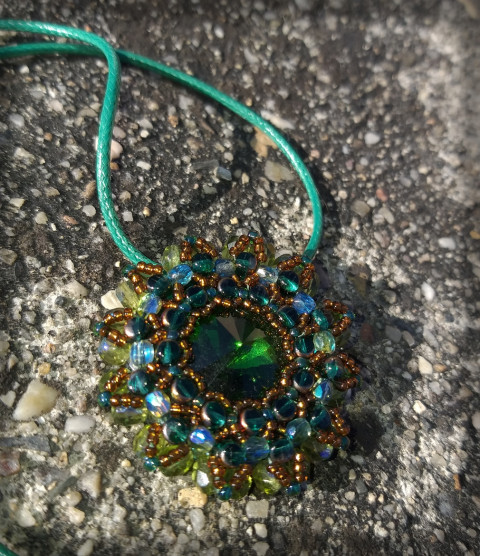 V kapradí - přívěsek šperk náhrdelník přívěsek korálky doplněk les páv zeleň rivolka kapradí 