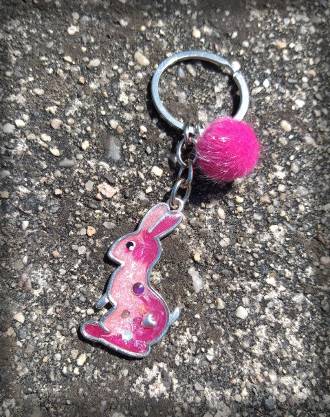 Zajdulka no.2 přívěsek zlatá králík králíček zajíc zajíček pryskyřice zajda ušák na kabelku na klíče 