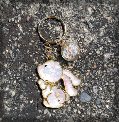 Malý ušáček no.1 přívěsek zlatá králík králíček zajíc zajíček pryskyřice zajda ušák na kabelku na klíče 