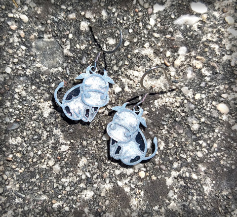 Černobílá kravička šperk zvíře doplněk náušnice veselé hravé bižuterie pryskyřice zvířátko kráva kravička 