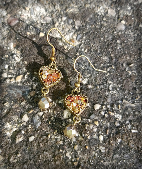 Zlaté šupinky - srdíčko šperk srdce doplněk ozdoby cín srdíčko měď bižuterie zlomky pryskyřice zlato trojúhelník bronz střípky trojúhelníček šupinky ova: náušnice 