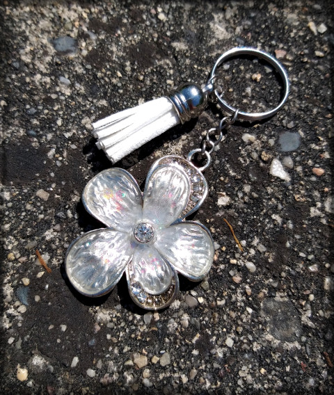 Barevný kvítek no.1 šperk přívěsek doplněk květina květ kytka pryskyřice kvítek kvetoucí střapec střapeček kvíteček kvetení na kabelku na klíče 