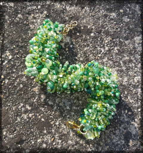 Zelený huňáček - náramek voda šperk náramek korálky doplněk háčkovaný louka les exotika prales střapatý směs huňatý 