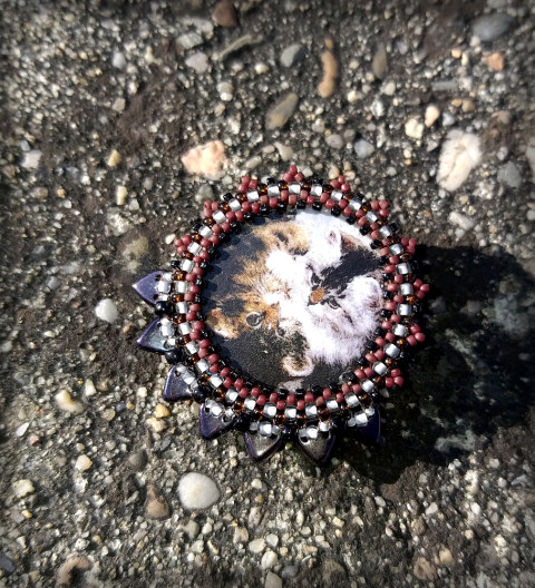 Chlupaté potěšení - brož brož korálky doplněk kočka retro kotě trojúhelník koťátko triangl 