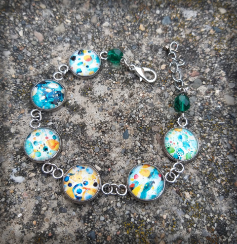 Kaňky v odstínech tyrkysové šperk náramek korálky doplněk barevný veselý kapky pestrobarevný kabošon hravý kaňky bubliny 