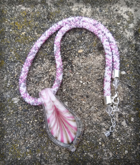 Slza v růžové - náhrdelník šperk náhrdelník přívěsek doplněk sklo háčkovaná romantika léto kapka barevný dutinka slza hravý sladký nápadný cukrový vinuté sklo okvětní plátek 