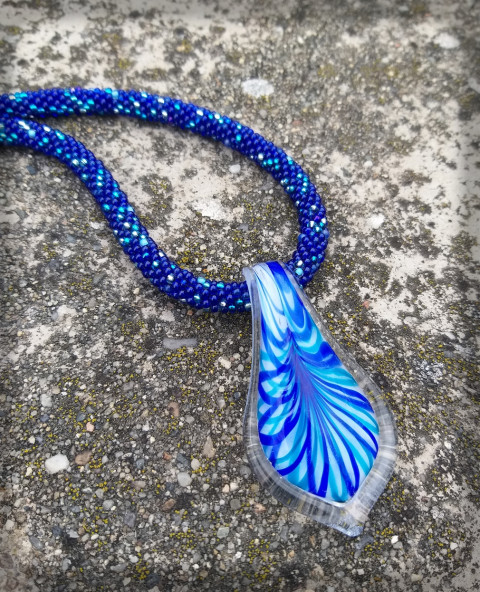 Slza v modré - náhrdelník voda šperk náhrdelník přívěsek moře doplněk modrá sklo háčkovaná romantika léto déšť kapka barevný dutinka slza oceán hravý nápadný vinuté sklo okvětní plátek 