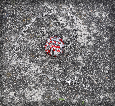 Sníh a jeřabiny - přívěsek šperk náhrdelník přívěsek doplněk oheň sklo háčkovaná láska romantika léto kapka barevný vášeň dutinka slza žár krev hravý nápadný vinuté sklo emoce okvětní plátek 