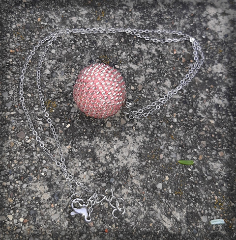 Něžné srdce - přívěsek šperk náhrdelník srdce doplněk sklo srdíčko háčkovaná láska romantika kulička dutinka hravý nápadný přívesek emoce 