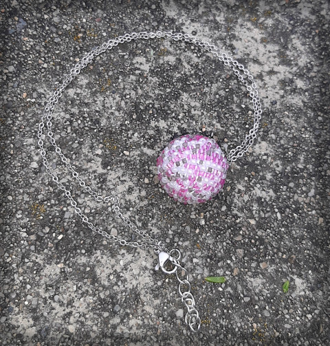 S kapkou šeříku - přívěsek šperk náhrdelník přívěsek doplněk náušnice koule sklo háčkovaná láska romantika šeřík kulička hravý emoce 