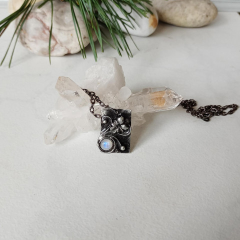 Medailonek s měsíčním kamenem náhrdelník bílá patina tiffany medailonek minerály cínovaný šperk přívěsek měsiční kámen 