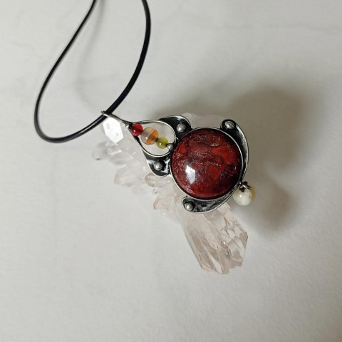 Jaspis s opálem - přívěsek tužka šperk přívěsek jaspis patina opál tiffany medailonek minerály cínovaný kyvadlo 